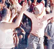 göbeği açık türbanlı kız