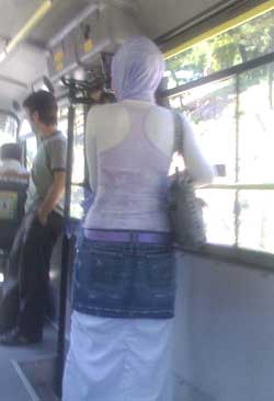 pantolon üstü etek kollu gömlek üzerine atlet türbanlı